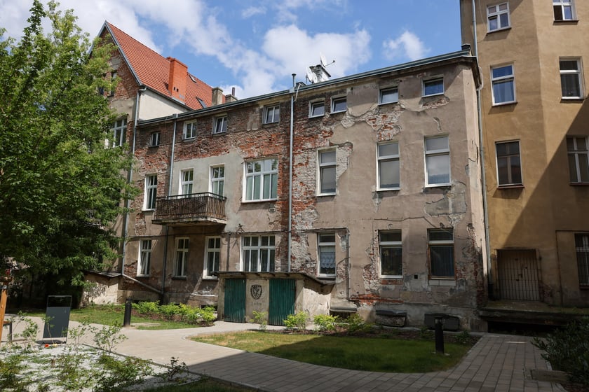 Kamienice na ul. Zegadłowicza - widok od strony podwórka.