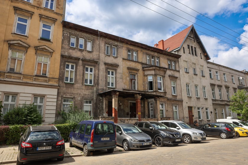 Kamienice przy ul. Zegadłowicza, budynek z gankiem nr 4-6.