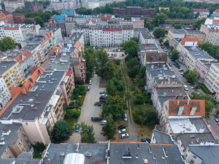 Widok z drona na podwórko między ulicami Kleczkowską, Zegadłowicza (po prawej) i Siemieńskiego.