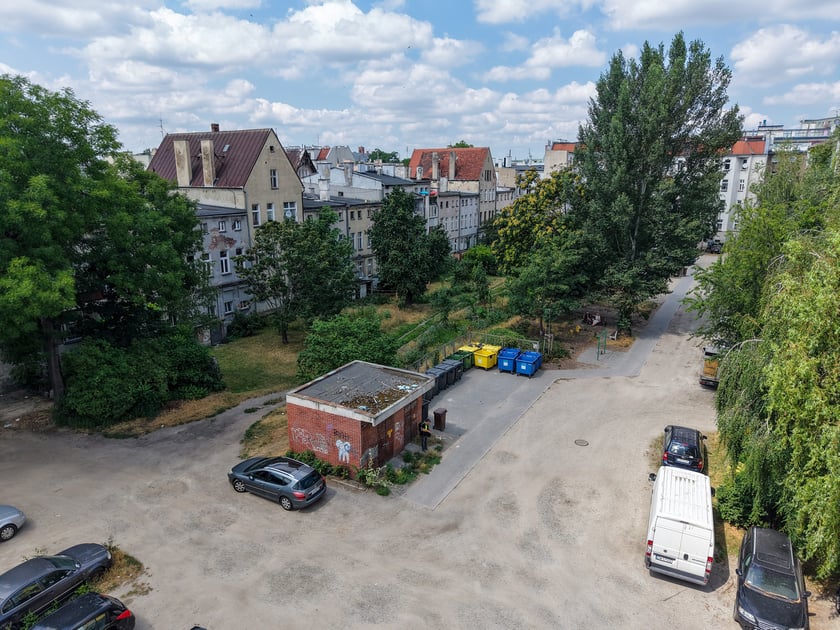 Widok z drona na podwórko i tylne ściany kamienic przy ul. Zegadłowicza.