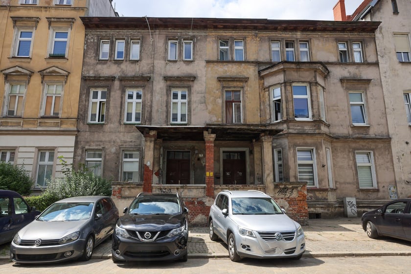 Kamienice przy ul. Zegadłowicza, budynek z gankiem nr 4-6.