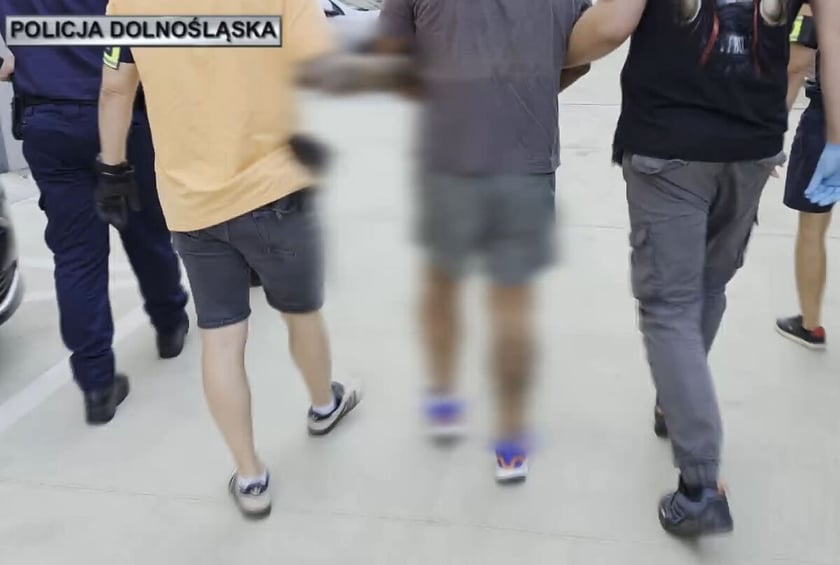 Doprowadzenie podejrzanych o pobicie pary Ukraińców na przesłuchanie.