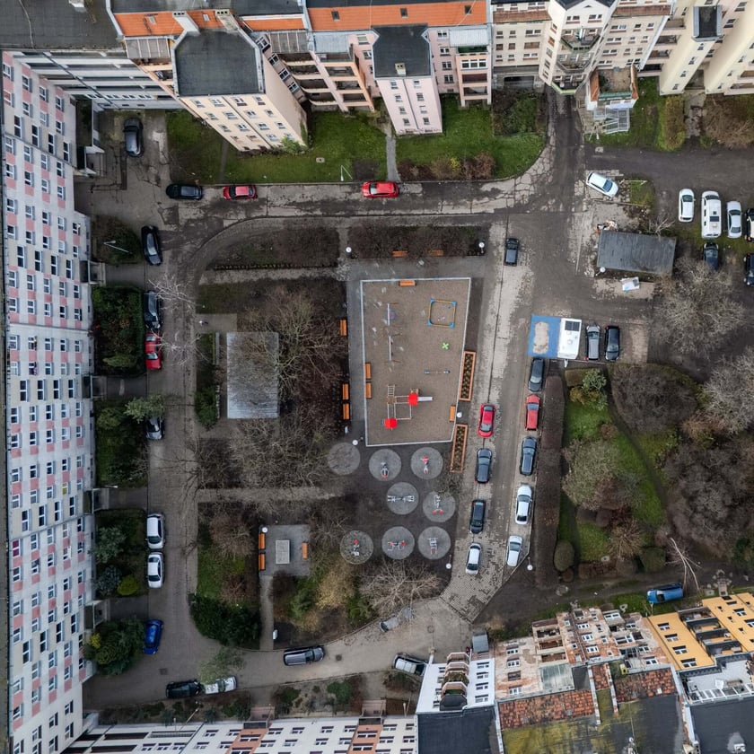 Widok z drona na podwórko między ulicami Wapienną, Kamienną, Gajową i Przestrzenną
