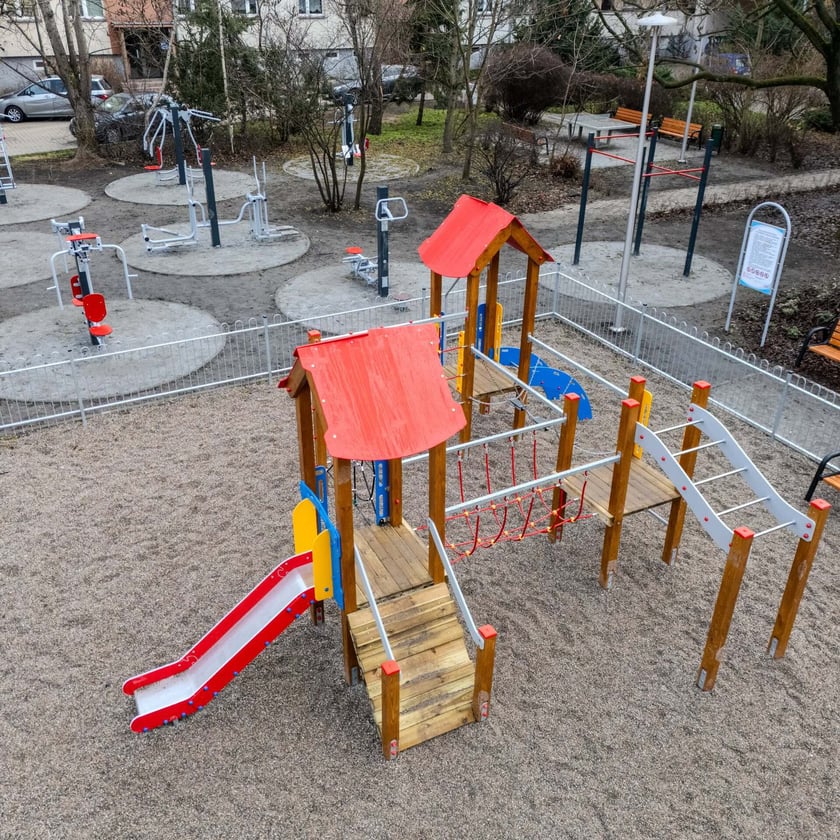Plac zabaw na odnowionej części podwórka między ulicami Wapienną, Kamienną, Gajową i Przestrzenną.