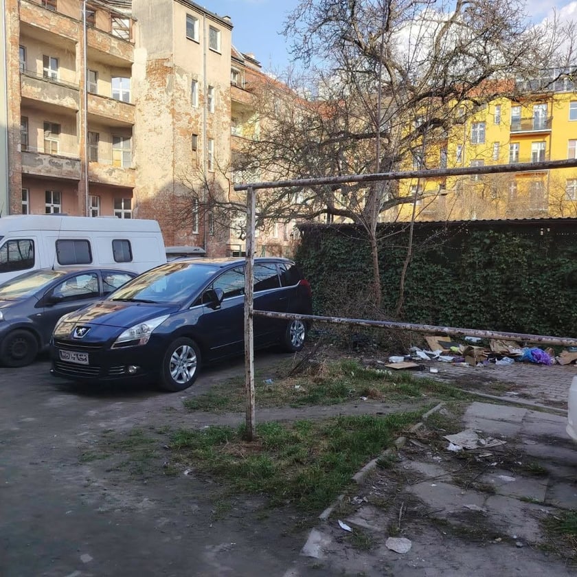 Widok na północną, czekającą na remont, część podwórka między ulicami Wapienną, Kamienną, Gajową i Przestrzenną.
