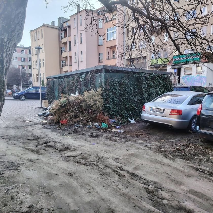 Widok na północną, czekającą na remont, część podwórka między ulicami Wapienną, Kamienną, Gajową i Przestrzenną.
