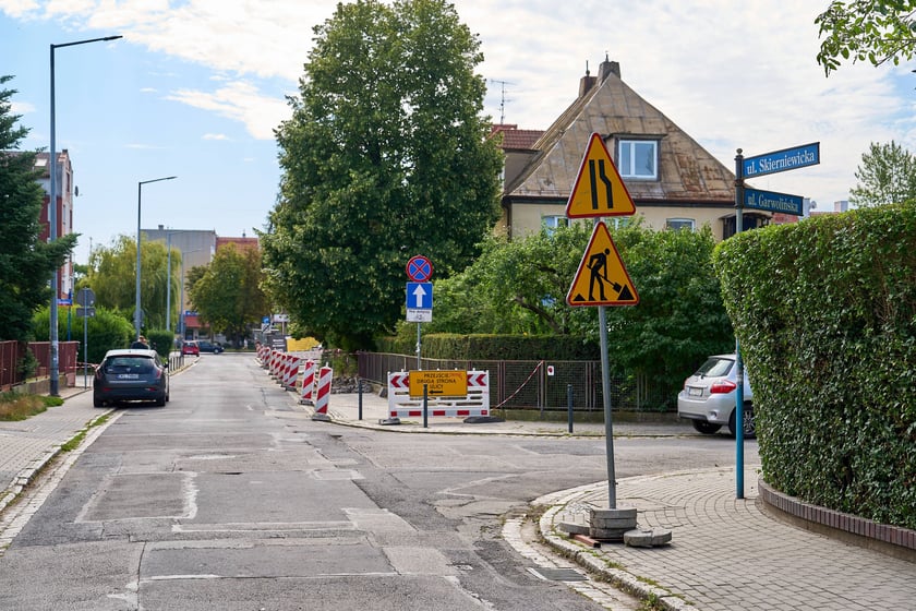 Remont chodnika na ul. Skierniewickiej po  południowej stronie.
