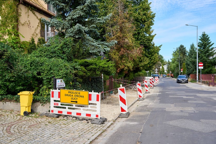 Remont chodnika na ul. Skierniewickiej po  południowej stronie.