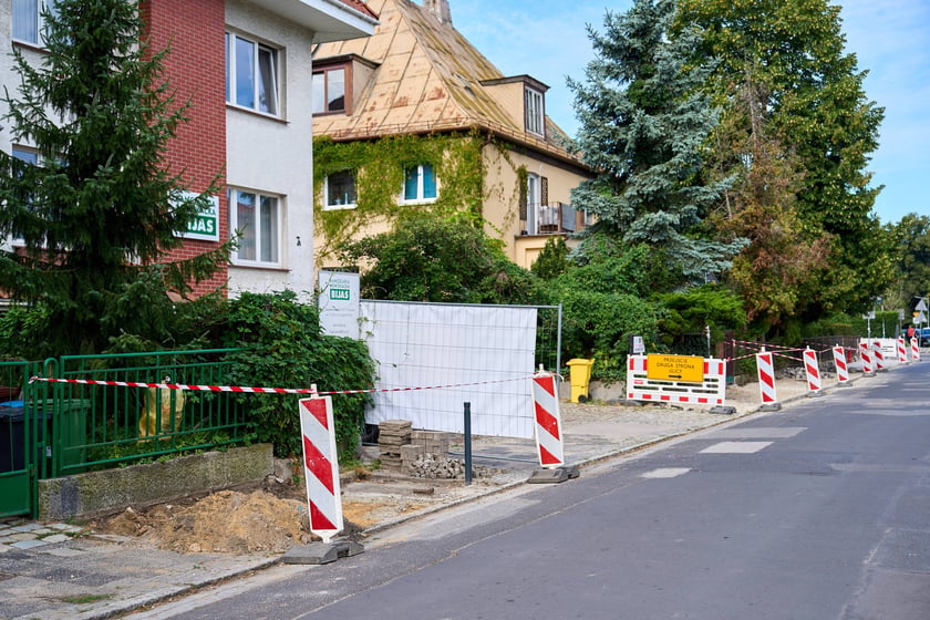 Remont chodnika na ul. Skierniewickiej po  południowej stronie.