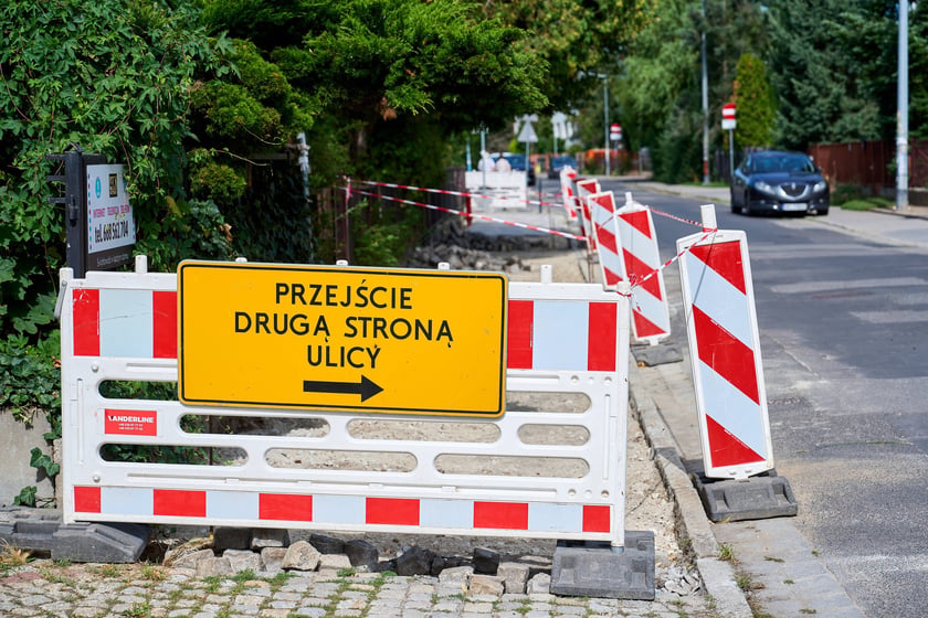 Remont chodnika na ul. Skierniewickiej po  południowej stronie.