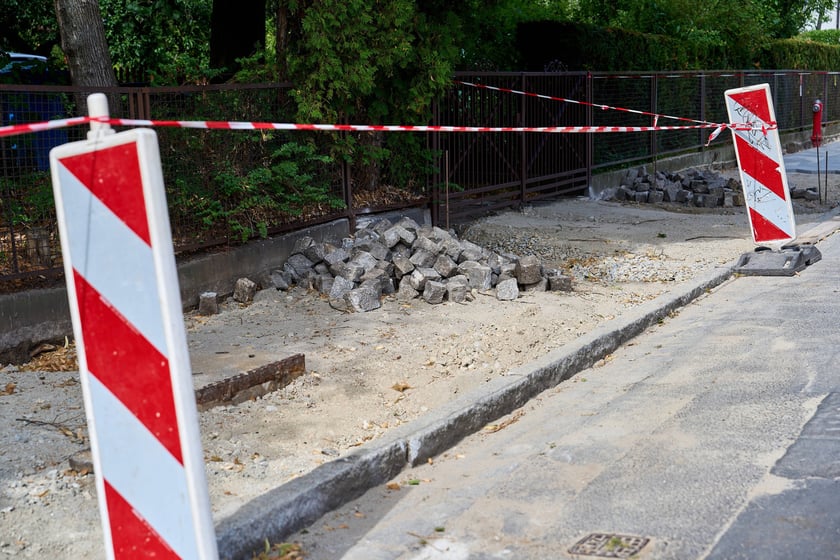 Remont chodnika na ul. Skierniewickiej po  południowej stronie.