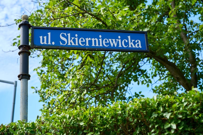 Remont chodnika na ul. Skierniewickiej po  południowej stronie.