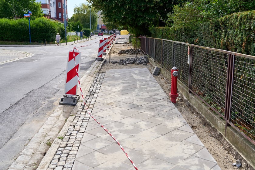 Remont chodnika na ul. Skierniewickiej po  południowej stronie.