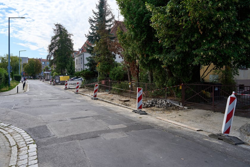 Remont chodnika na ul. Skierniewickiej po  południowej stronie.