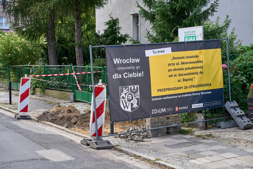 Remont chodnika na ul. Skierniewickiej po  południowej stronie.