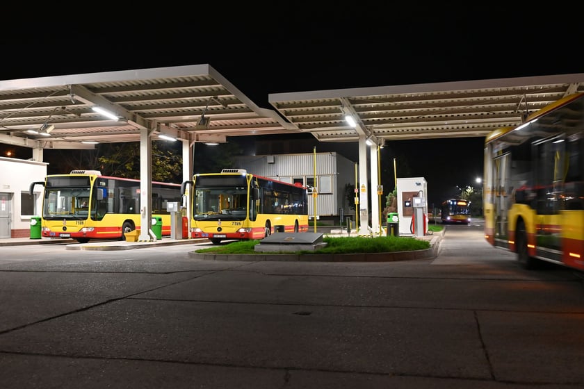 Zajezdnia autobusowa przy ulicy Obornickiej nocą – tankowanie autobusów po skończonych kursach