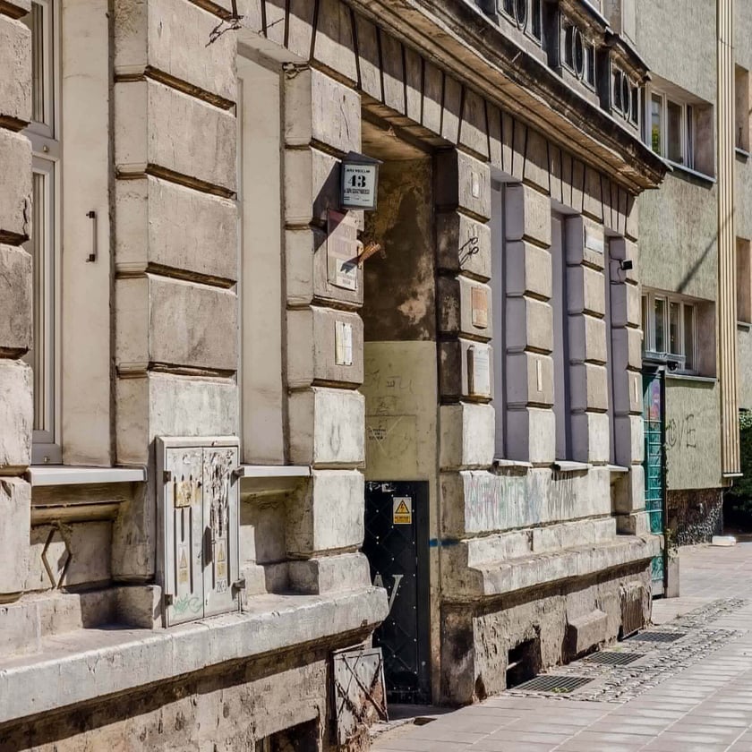 Parter kamienicy przy ul. Sępa-Szarzyńskiego 43.