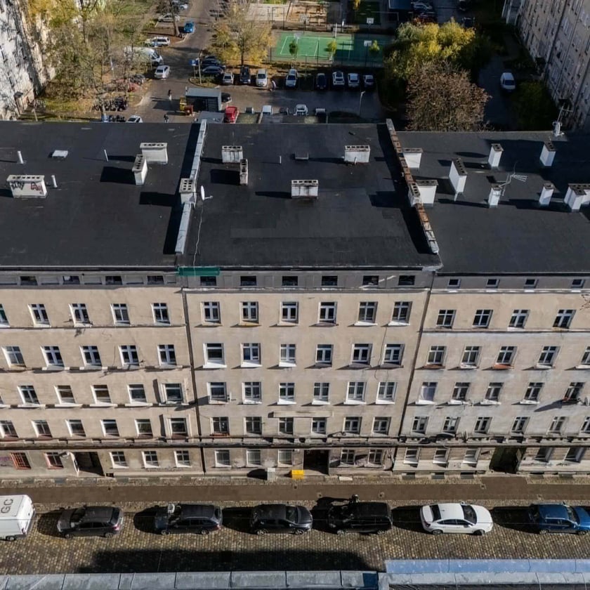 Widok kamienic przy ul. Sępa-Szarzyńskiego 43-47 z drona.