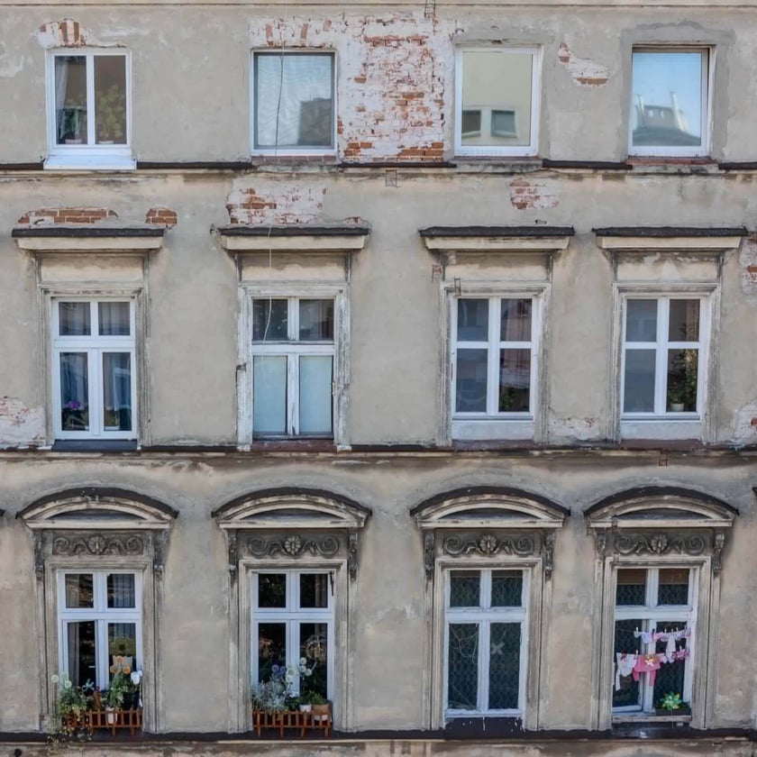 Widok kamienic przy ul. Sępa-Szarzyńskiego 43-47 z drona.
