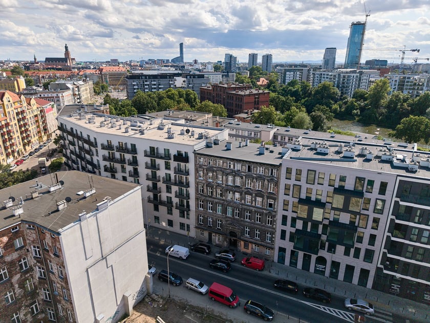 Widok z drona na ul. Kurkową - między nowymi budynkami kamienica pod nr 34.