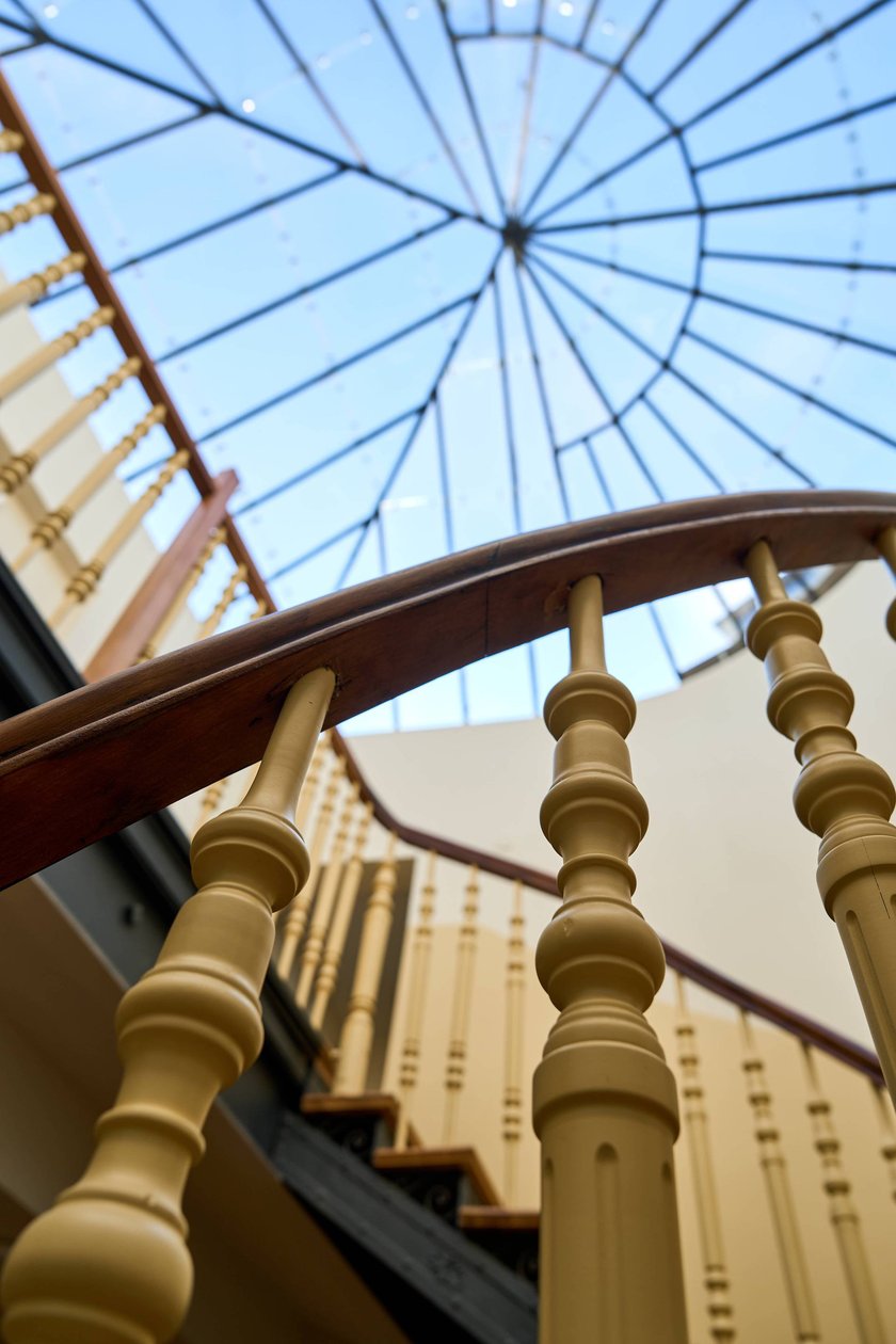 Odnowiona klatka schodowa w kamienicach przy ul. Grunwaldzkiej 8A-10A.