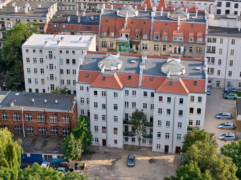Widok z drona na kamienice przy ul. Grunwaldzkiej 8A-12A.
