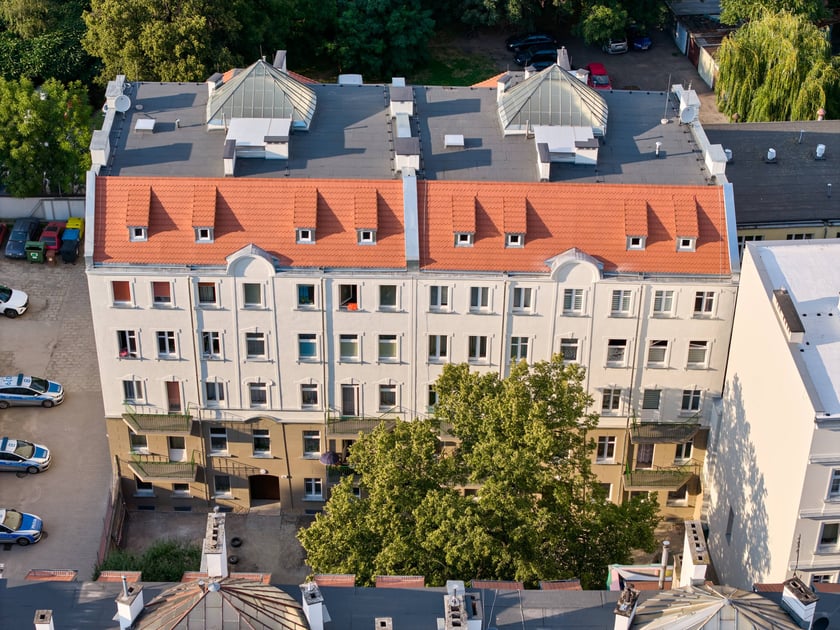 Widok z drona na kamienice przy ul. Grunwaldzkiej 8A-10A.
