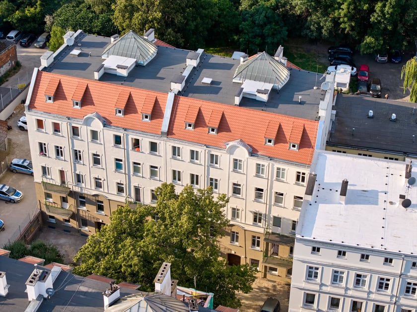 Widok z drona na kamienice przy ul. Grunwaldzkiej 8A-12A.