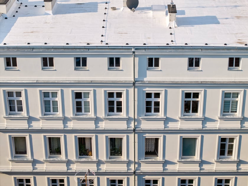 Widok z drona na kamienicę przy ul. Grunwaldzkiej 12A.
