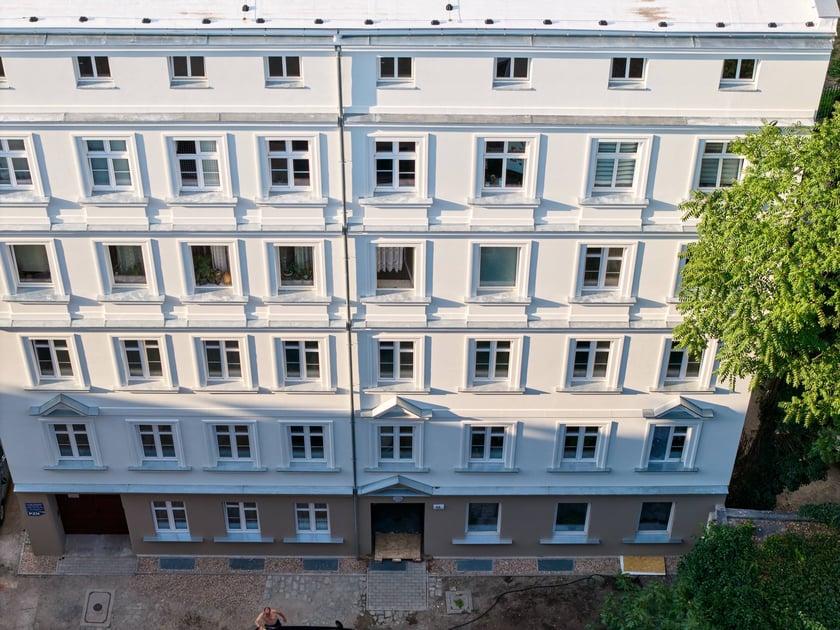 Widok z drona na kamienicę przy ul. Grunwaldzkiej 12A.