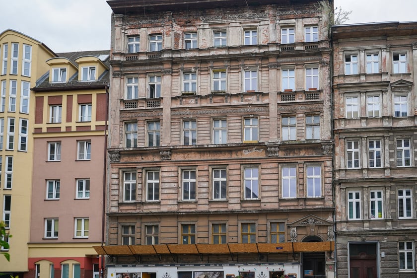 Fasada kamienicy przy ul. Pobożnego 20 - stan obecny przed remontem.