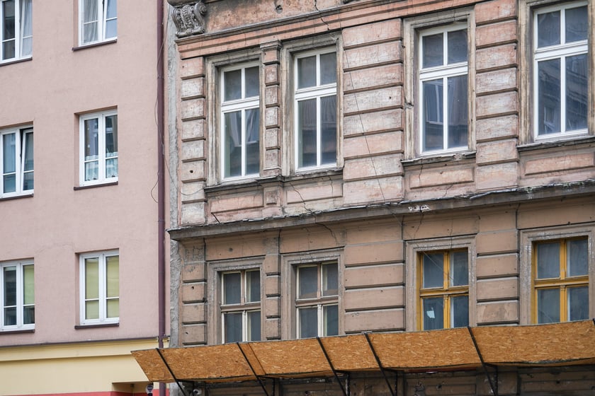 Fasada kamienicy przy ul. Pobożnego 20 - stan obecny przed remontem.