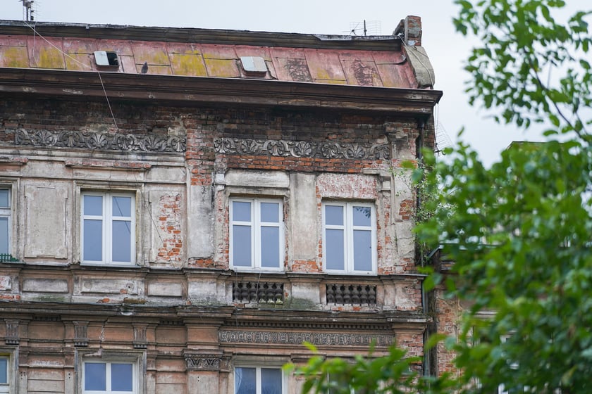 Fasada kamienicy przy ul. Pobożnego 20 - stan obecny przed remontem.