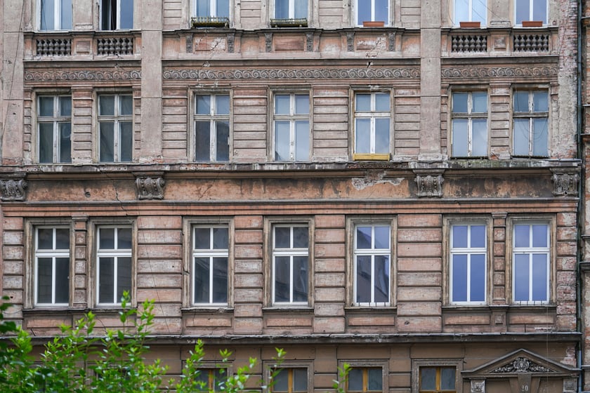Fasada kamienicy przy ul. Pobożnego 20 - stan obecny przed remontem.