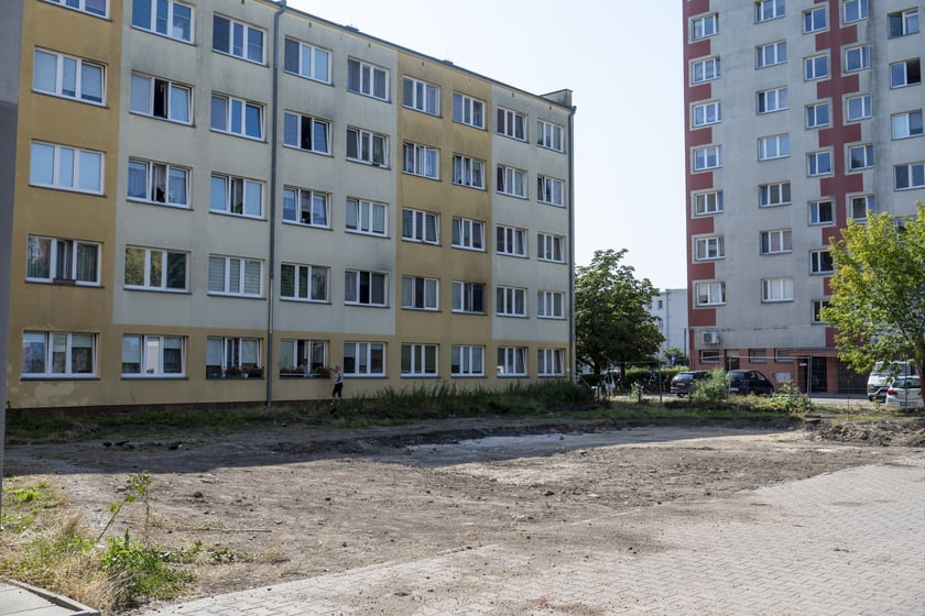 Podwórze między ulicami Hallera, Mielecką, Połaniecką i Stalowowolską - rozpoczęcie zagospodarowania.