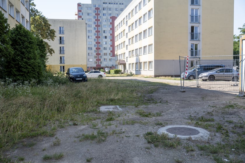 Podwórze między ulicami Hallera, Mielecką, Połaniecką i Stalowowolską - rozpoczęcie zagospodarowania.