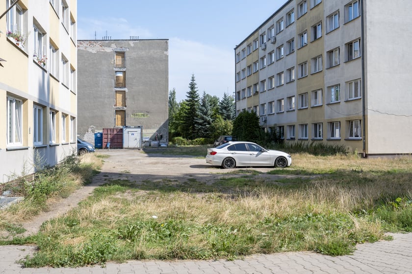 Podwórze między ulicami Hallera, Mielecką, Połaniecką i Stalowowolską - rozpoczęcie zagospodarowania.