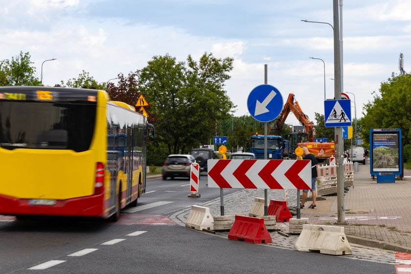 Remont zatok autobusowych na ul. Klecińskiej.