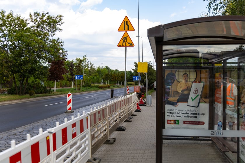 Remont zatok autobusowych na ul. Klecińskiej.