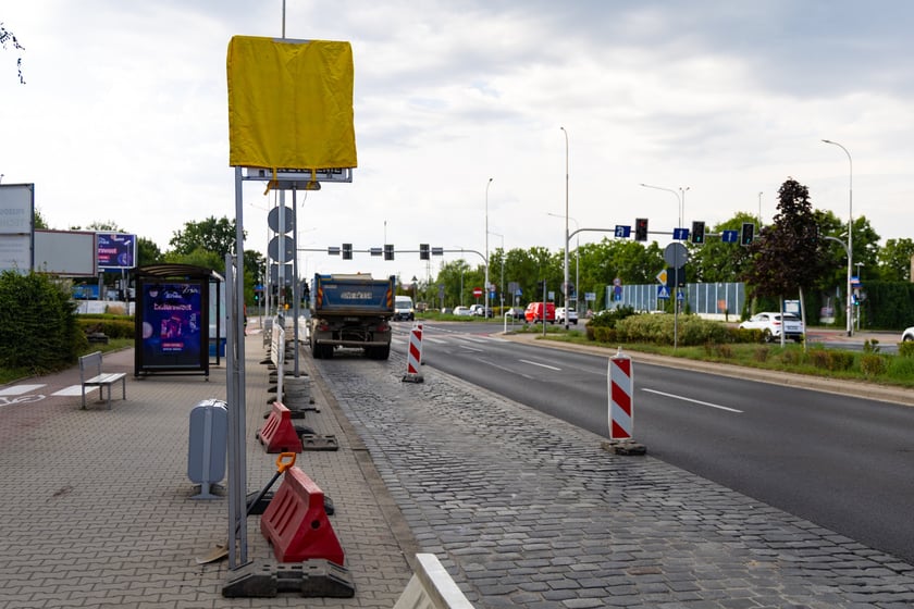 Remont zatok autobusowych na ul. Klecińskiej.