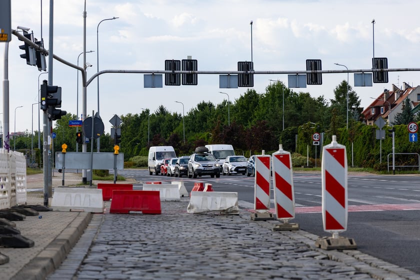 Remont zatok autobusowych na ul. Klecińskiej.
