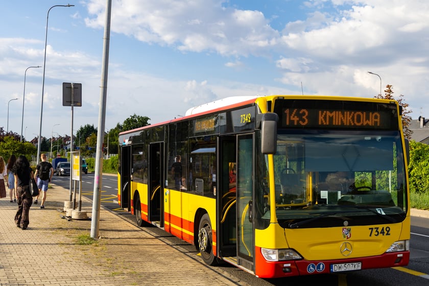 Remont zatok autobusowych na ul. Klecińskiej.