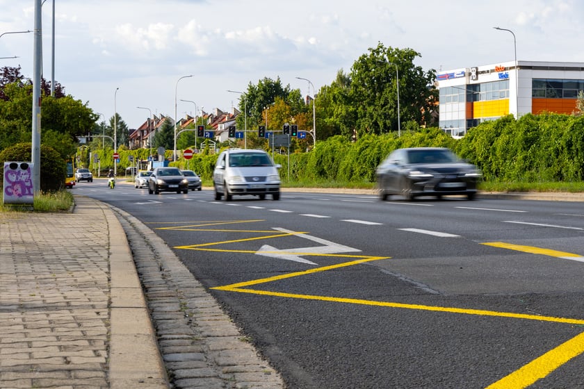 Remont zatok autobusowych na ul. Klecińskiej.