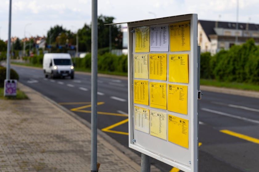 Remont zatok autobusowych na ul. Klecińskiej.