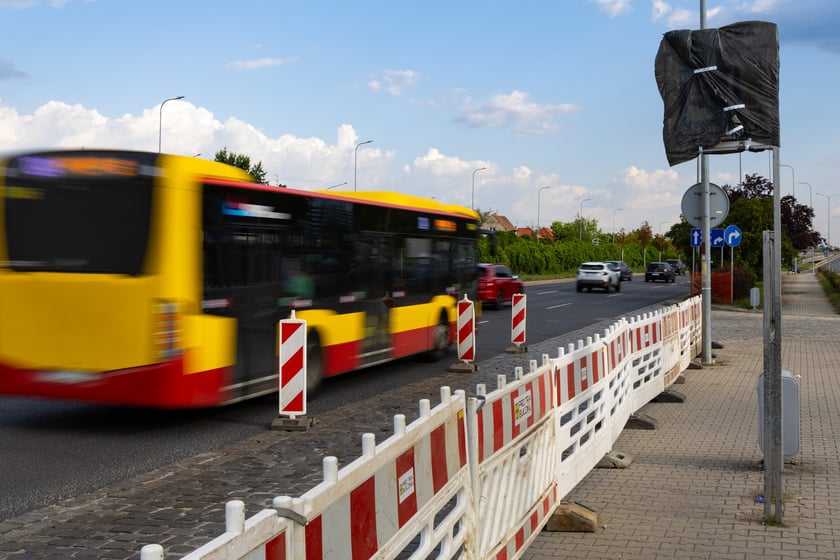 Remont zatok autobusowych na ul. Klecińskiej.