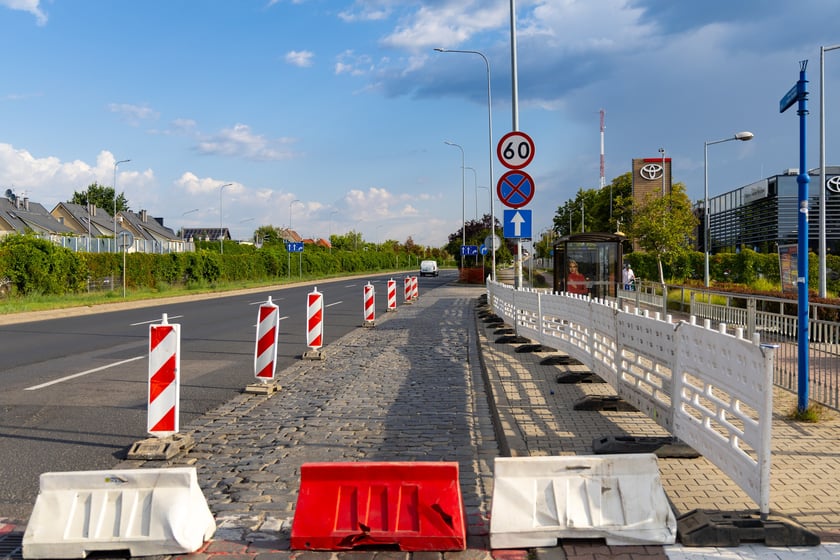 Remont zatok autobusowych na ul. Klecińskiej.