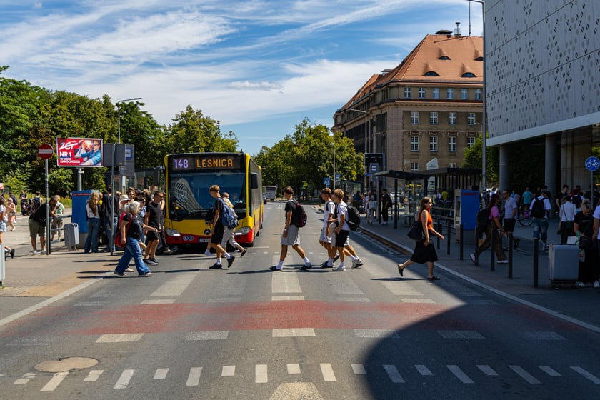 Przejście dla pieszych na ul. Suchej przy Dworcu Głównym i Wroclavii.
