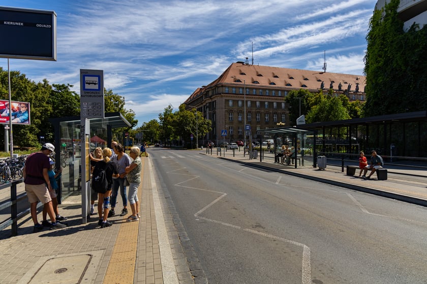 Przystanek autobusowy na ul. Suchej przy Dworcu Głównym i Wroclavii.