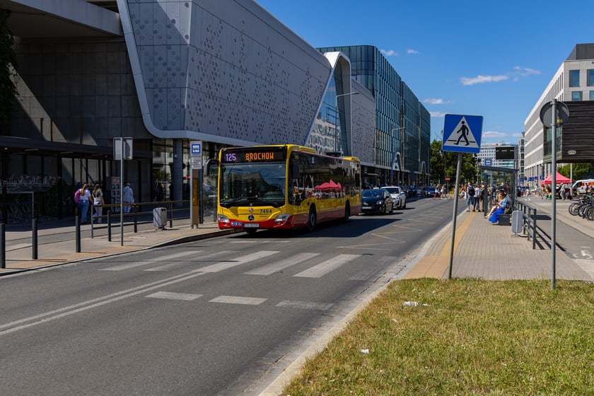Przystanek autobusowy na ul. Suchej przy Dworcu Głównym i Wroclavii.