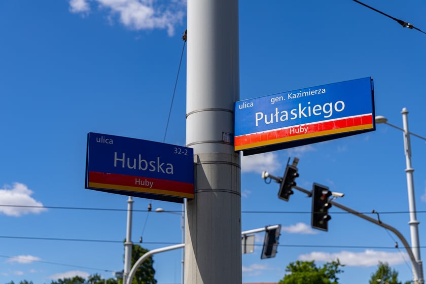 Tabliczki z nazwami ulic na skrzyżowaniu ulic Hubskiej i Pułaskiego.